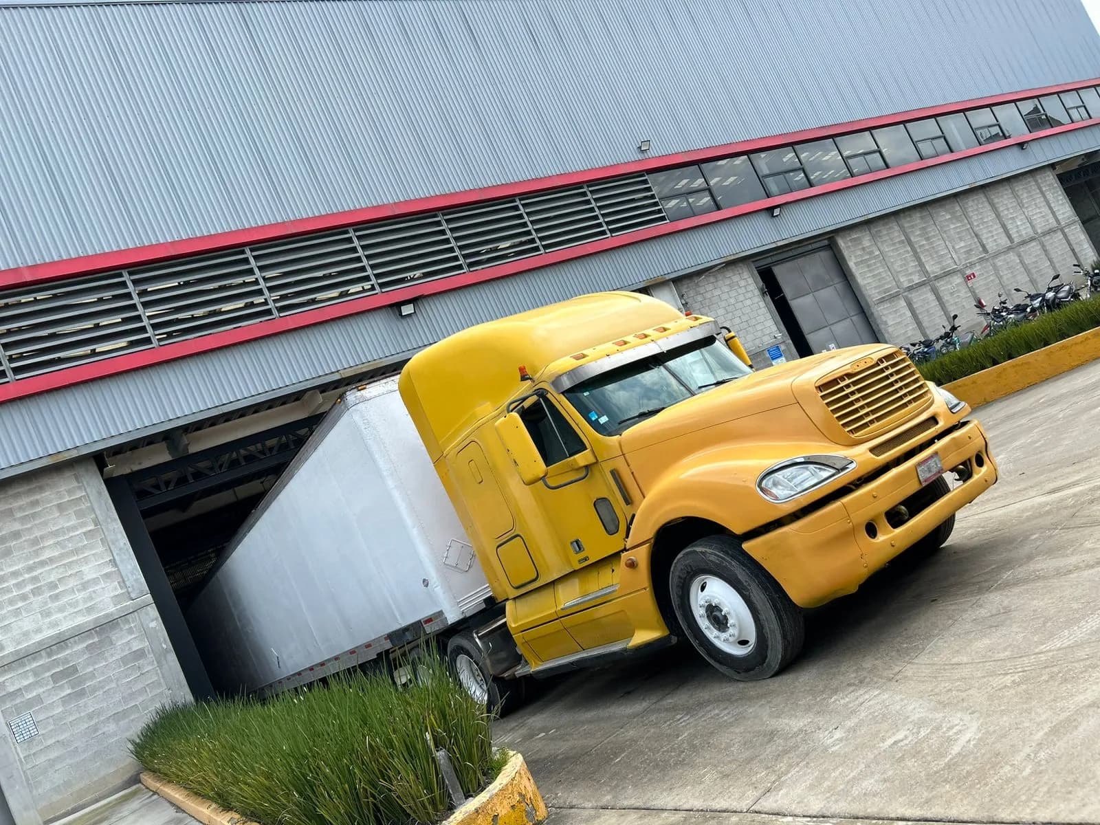 2008 Freightliner Columbia Tractocamión 5ta rueda publicado en Expocamión — foto 2 de 20