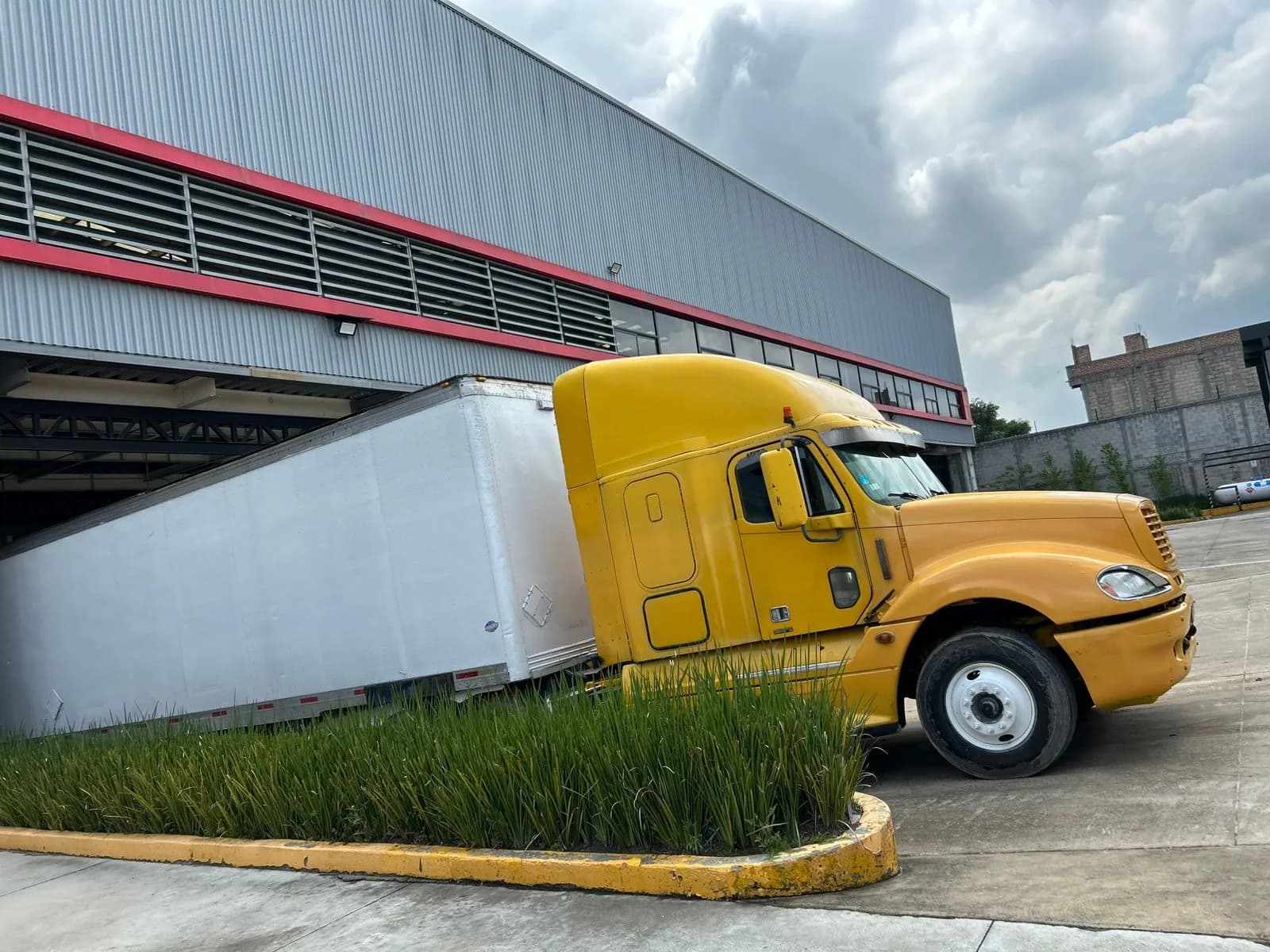 2008 Freightliner Columbia Tractocamión 5ta rueda publicado en Expocamión — foto 4 de 20
