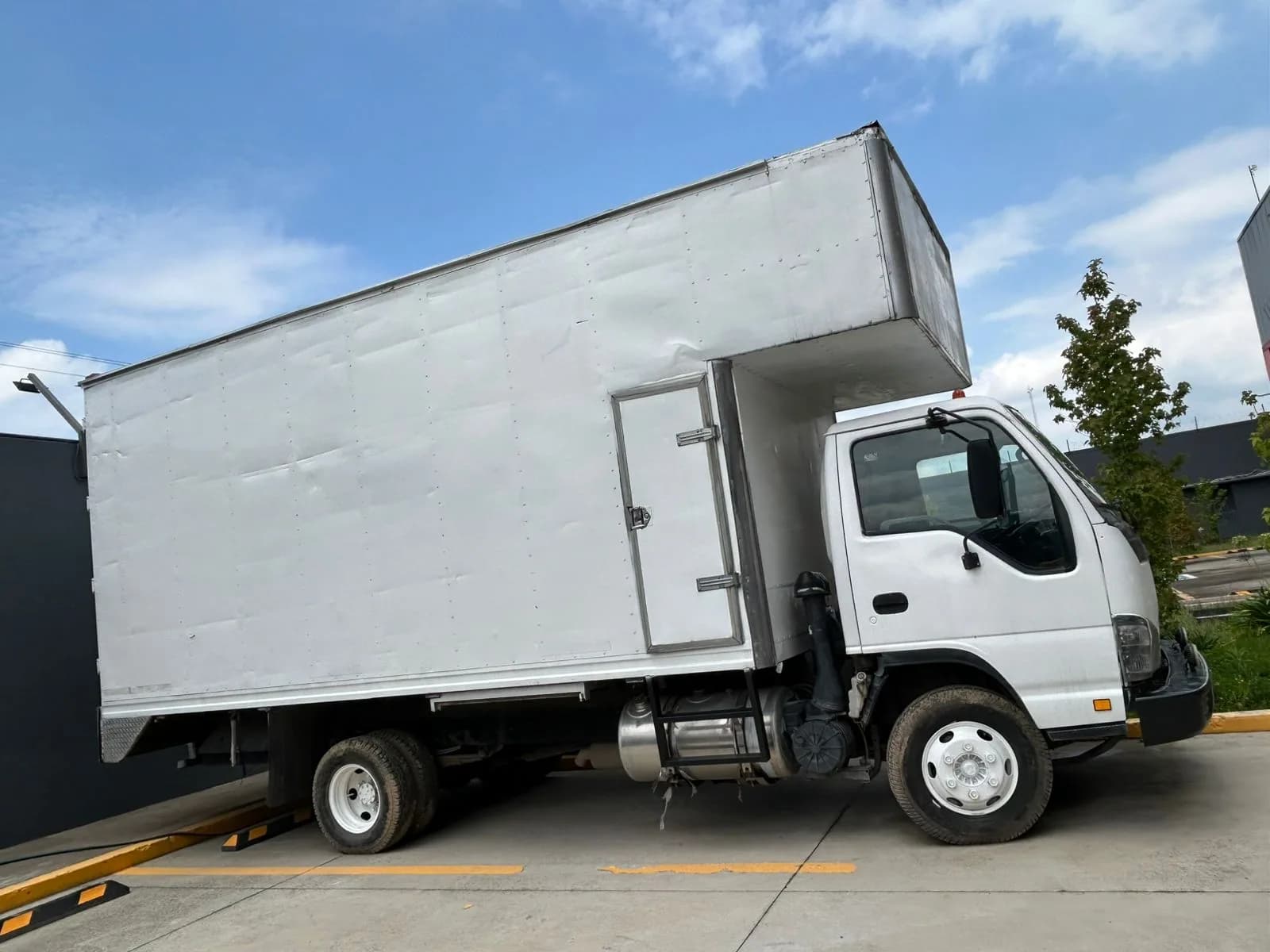 2008 Isuzu ELF 400 Rabón (2 ejes) publicado en Expocamión — foto 2 de 12
