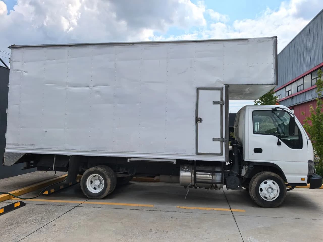 2008 Isuzu ELF 400 Rabón (2 ejes) publicado en Expocamión — foto 5 de 12