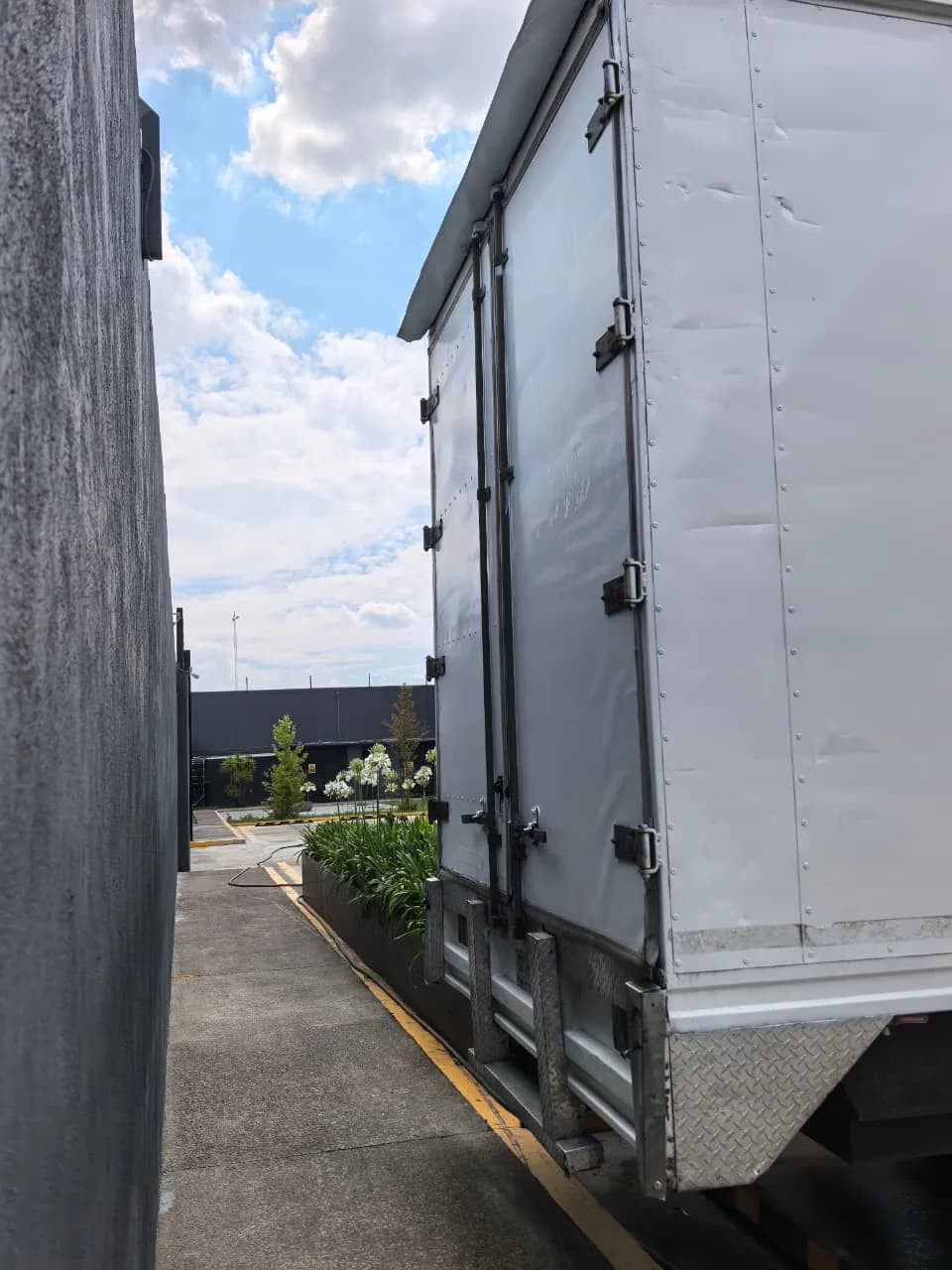 2008 Isuzu ELF 400 Rabón (2 ejes) publicado en Expocamión — foto 9 de 12