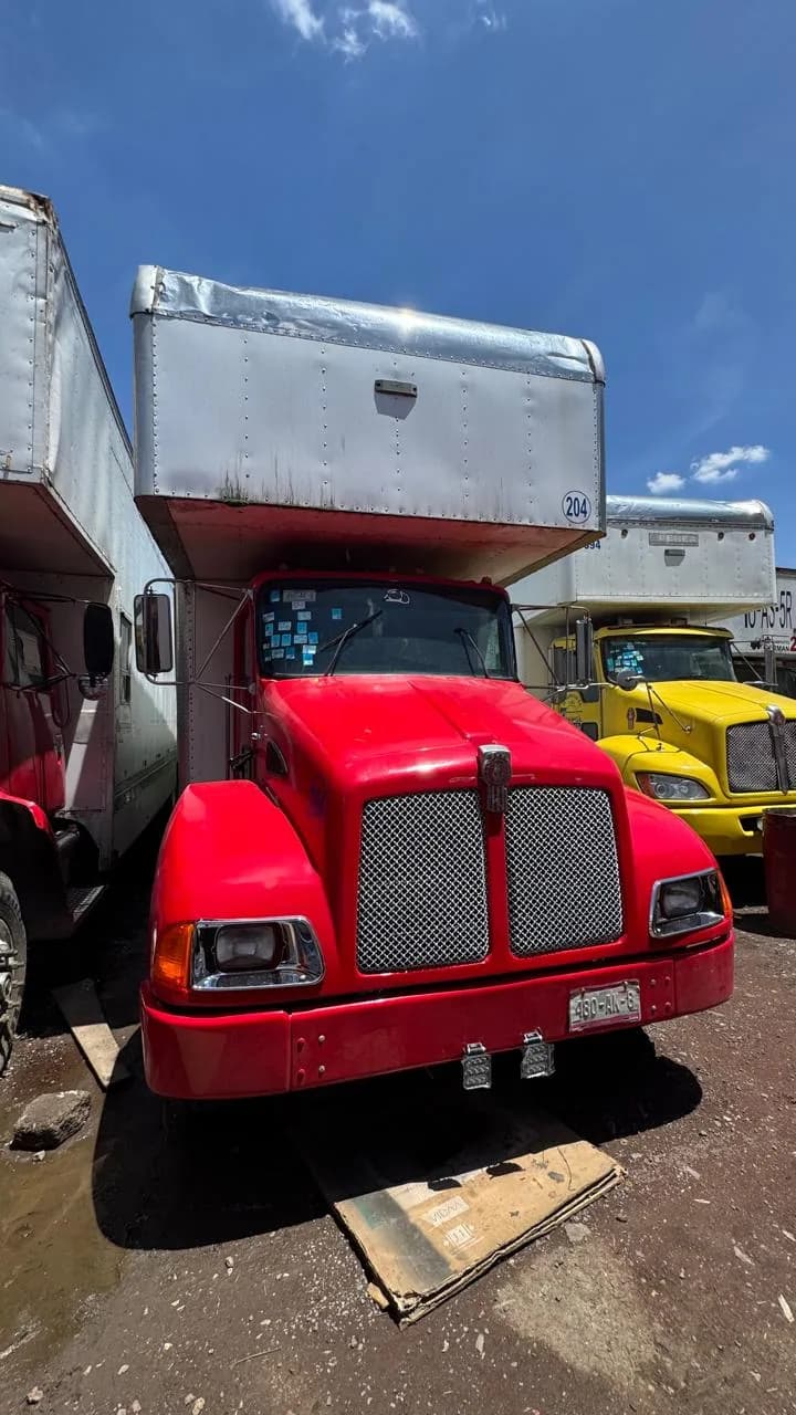 2001 Kenworth T300 Torton (3 ejes) publicado en Expocamión — foto 2 de 3