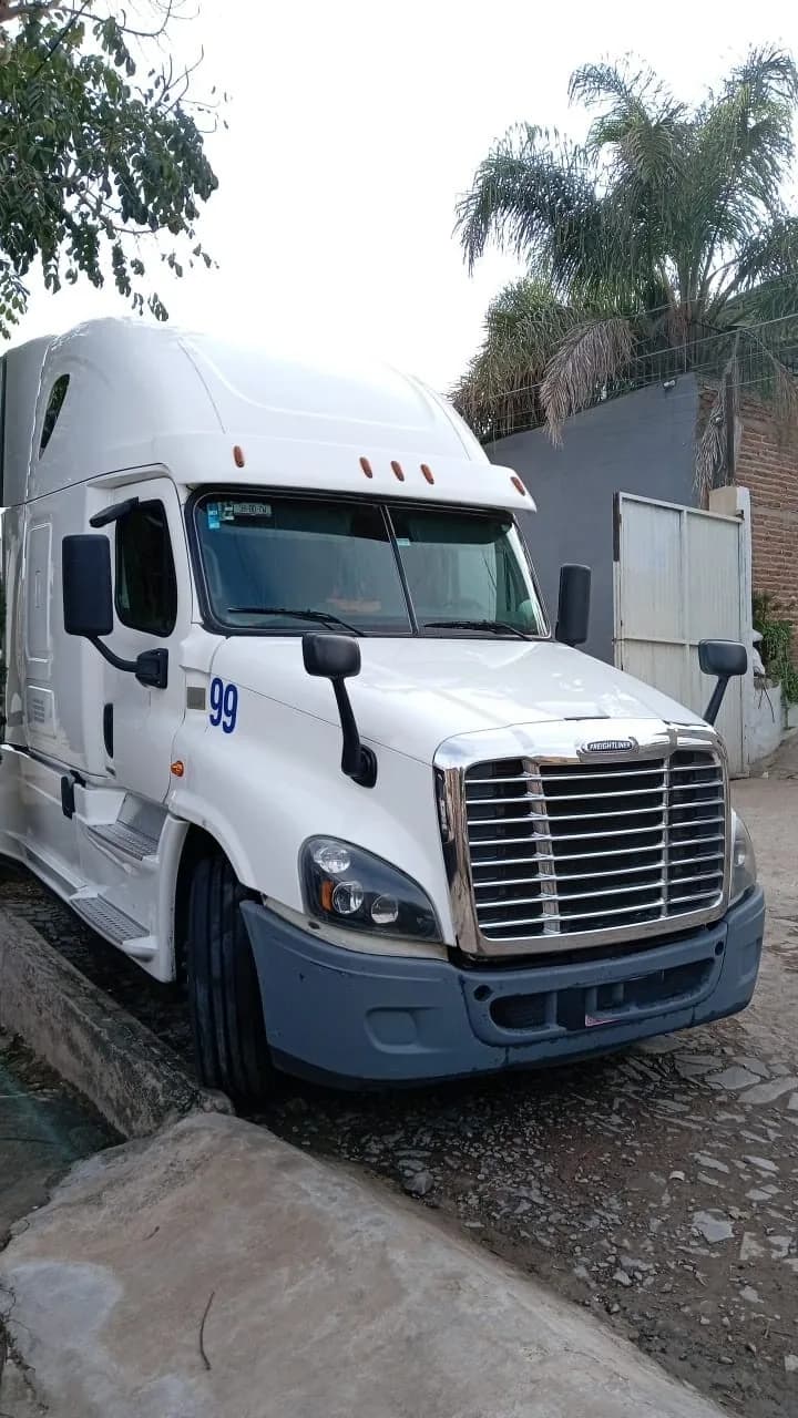 2016 Freightliner Cascadia 125 Tractocamión 5ta rueda publicado en Expocamión — foto 2 de 5