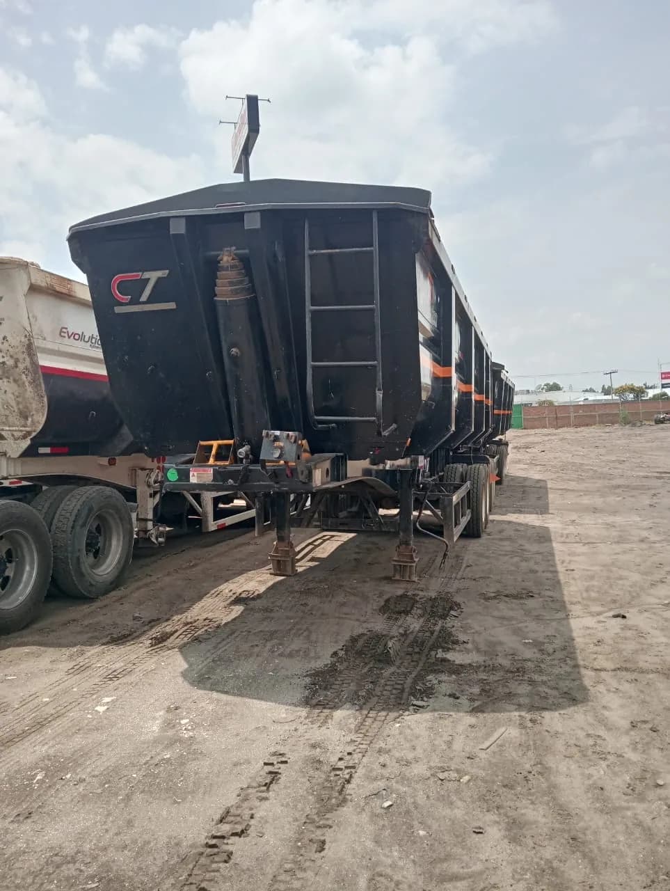 2022 Remolque publicado en Expocamión — foto 1 de 4