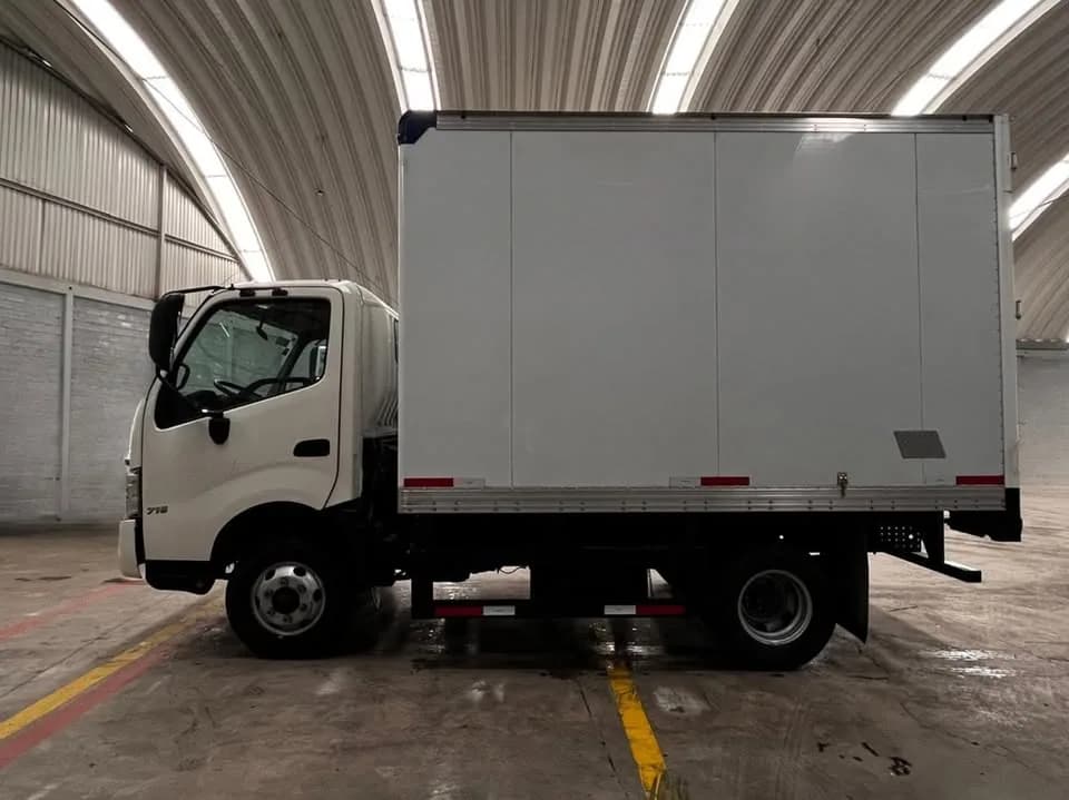 Hino 300 716 modelo 2023