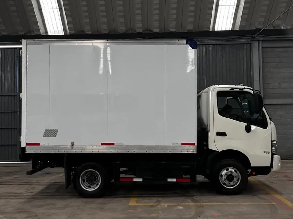 2023 Hino 300/716 Camioneta / Van publicado en Expocamión — foto 2 de 4