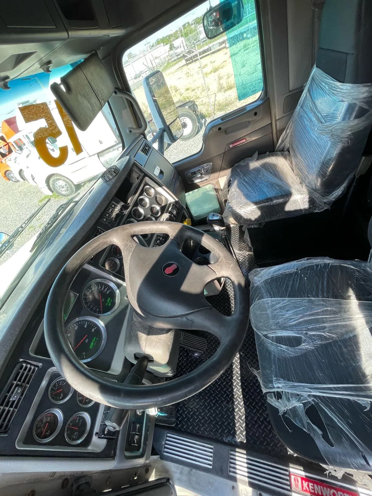 2015 Kenworth T800 Tractocamión 5ta rueda publicado en Expocamión — foto 4 de 12