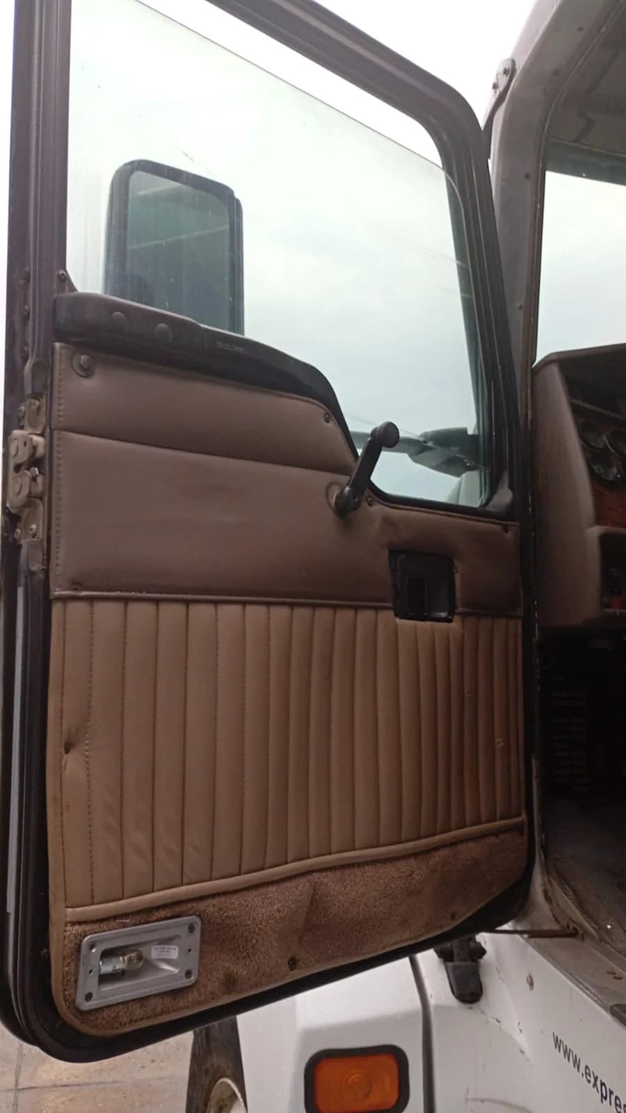 2007 Kenworth T600 Tractocamión 5ta rueda publicado en Expocamión — foto 4 de 7